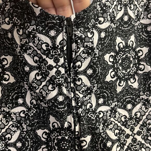 Torrid Black White Lace Print Sweetheart Peplum Top w/ Back Zipper-Size 2=2X - Picture 10 of 16
